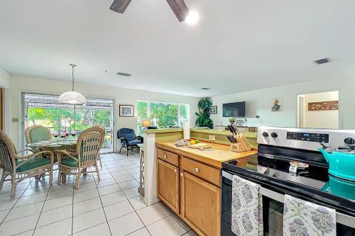 Dock and Kayaks Riverfront Dunnellon Home! in Dunnellon