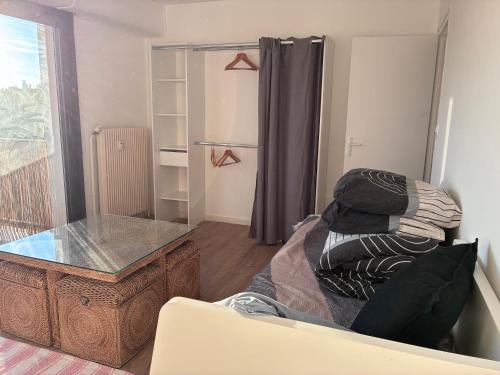 chambre avec salle de bain, cuisine, balcon, clim et parking privé ,bordeaux centre Nansouty, Бордо (фото 8)