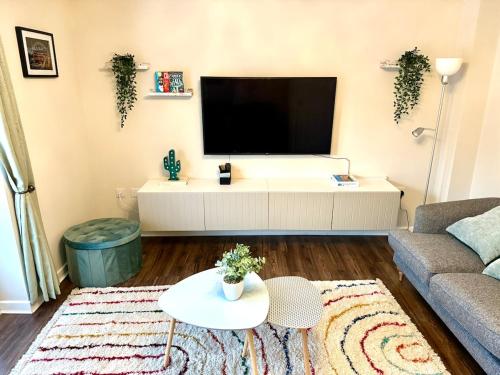 3 Bed House Near Airport & City Free Parking