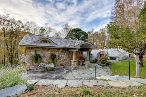 Less Than 6 Mi to Arlington Whimsical Stone Abode! in Sandgate