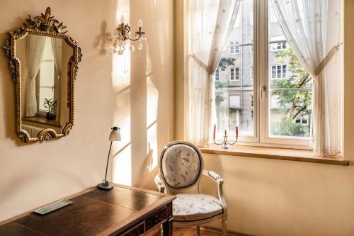 Cosmo - Old Money Apartment