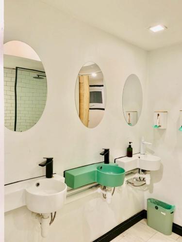 room detail thumbnail 2