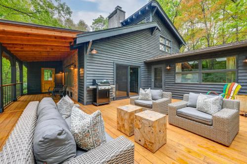 Chic Highlands Cabin Retreat with Deck and Office! in Highlands, USA