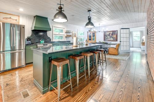 Chic Highlands Cabin Retreat with Deck and Office! in Highlands, USA