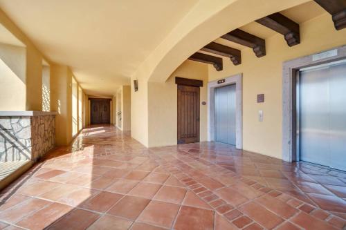 Hacienda Beach Club 5-Star Beachfront Sleeps 8 - image 2