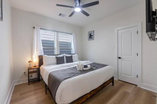 Lavish home close to downtown Houston with game rm - image 7