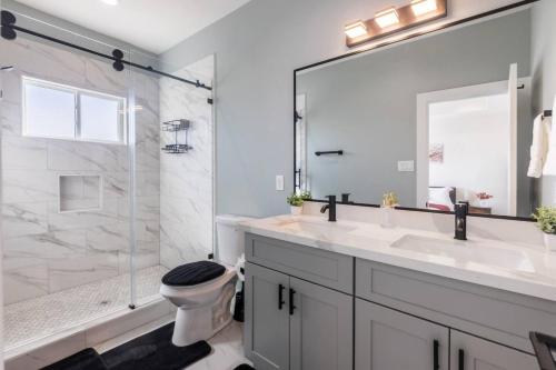 Lavish home close to downtown Houston with game rm - image 11