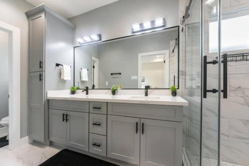 Lavish home close to downtown Houston with game rm - image 9