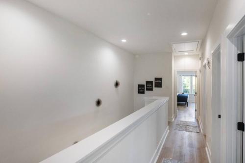 Lavish home close to downtown Houston with game rm - image 12