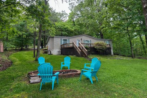 Kentucky Lakeside Home with Deck - 20 Mi to LBL! in New Concord, Vereinigte Staaten von Amerika