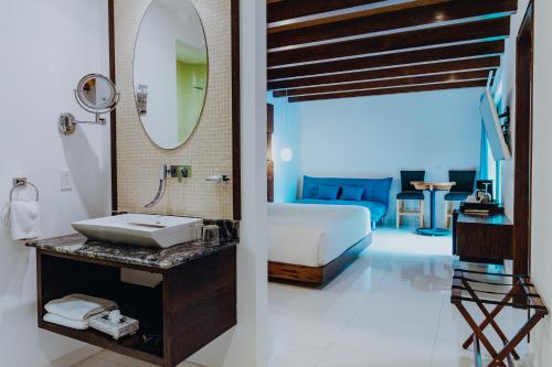 room detail thumbnail 2