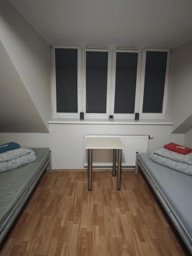 2 twin beds, 4 bunk beds
