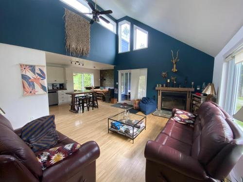 Chalet chaleureux 4 chambres avec spa et foyer, en pleine montagne in Saint-Paul-De-Montminy (QC)