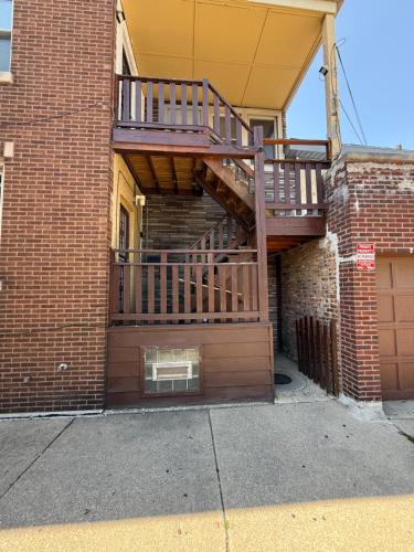 Exterior view, Prime location - Cozy 3bd near downtown! Free parking & fast WiFi! in Bridgeport
