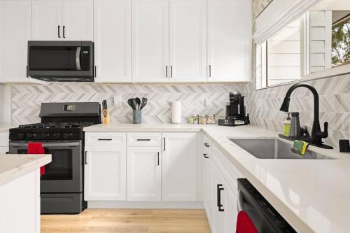 Sunny Coastal Escape Large 3br Home Sleeps 8 in North Clairemont