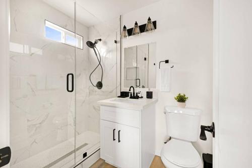 Sunny Coastal Escape Large 3br Home Sleeps 8 in North Clairemont