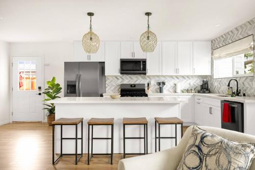 Sunny Coastal Escape Large 3br Home Sleeps 8 in North Clairemont