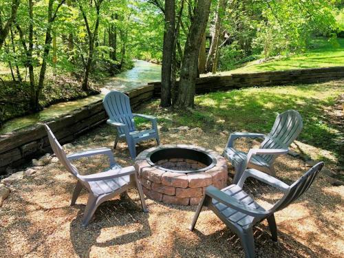 Bana's Place-2 beds- Sleeps 4-River View-Fire Pit-FREE Tickets! image