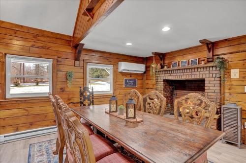 Cabin in Long Pond Gameroom Pool Table in Tobyhanna Township (PA)