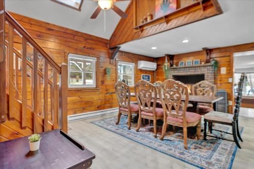 Cabin in Long Pond Gameroom Pool Table in Tobyhanna Township (PA)