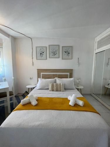 Moderno estudio con vistas al mar