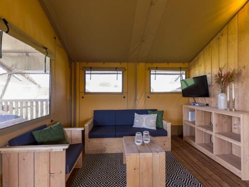 Safari lodge for 6 people with veranda near the IJsselmeer in Andijk