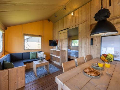 Safari lodge for 6 people with veranda near the IJsselmeer in Andijk