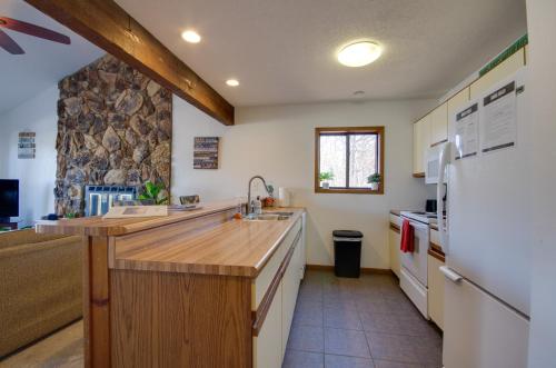 Pool & Lake Access! 3rd-Floor Osage Beach Retreat, Osage Beach (zdjęcie 10)