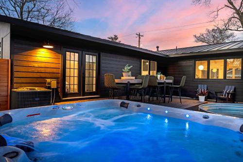 Mojito Haus with Hot tub in Fredericksburg, USA