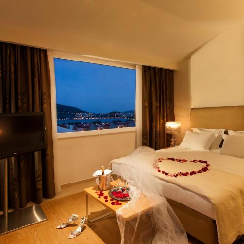 Chloe Luxury Hotel - image 8