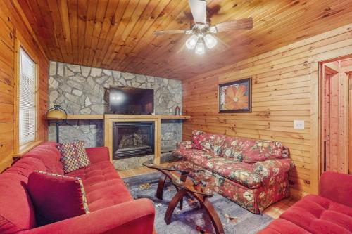 Stone Cottage Retreat in Elk Park, USA