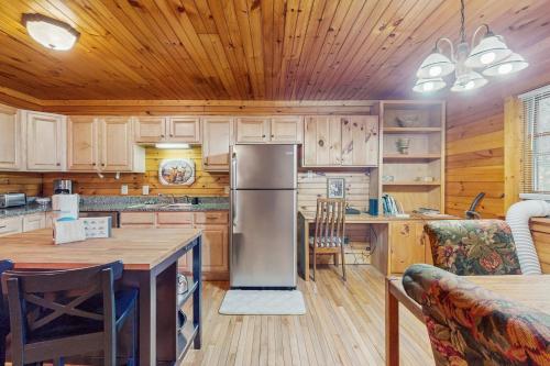 Stone Cottage Retreat in Elk Park, USA
