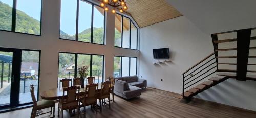 The Nest on the Hill in Marisel