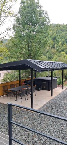 The Nest on the Hill in Marisel