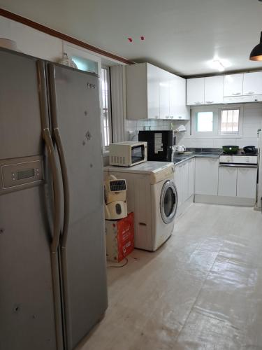 首尔 Sinchon House close to the airport 单人房 餐厅