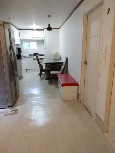 首尔 Sinchon House close to the airport 单人房 泳池