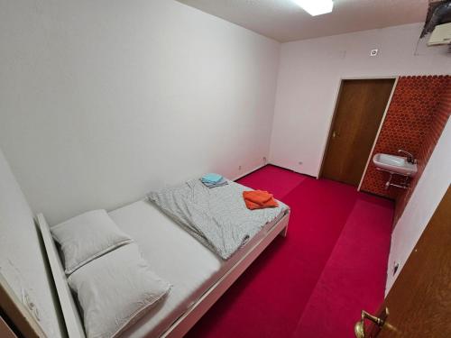Neptune - Private Room with Shared Kitchen Shower and Toilet - Chur Old Town in Chur, Schweiz