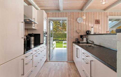 مطبخ, Cozy Home In Tranekær With Sauna in Stoense Udflyttere