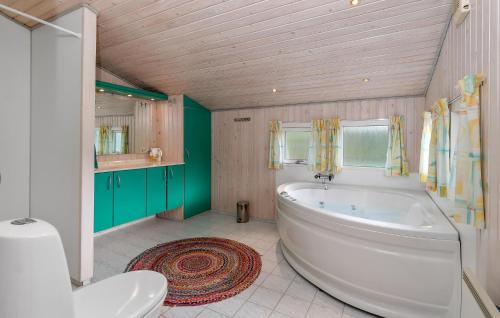 حمام, Cozy Home In Tranekær With Sauna in Stoense Udflyttere