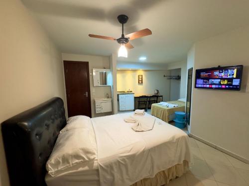 1 queen bed, 1 twin bed
