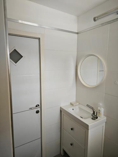 Cozy En-suite Room on Ground Floor of Duplex in Bat Yam