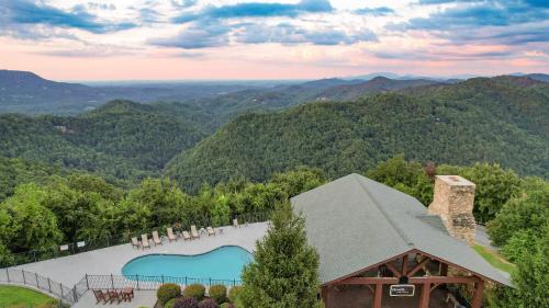 Delmont by AvantStay Sleeps 22 Expansive Views in a Cabin Community