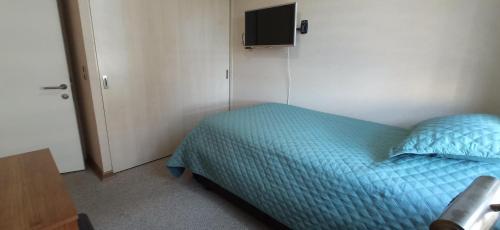 Habitación con baño privado y estacionamiento