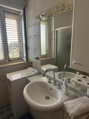 ห้องน้ำ, Appartamento con camere private Giardini Naxos in จาร์ดินี่ นัซซอส