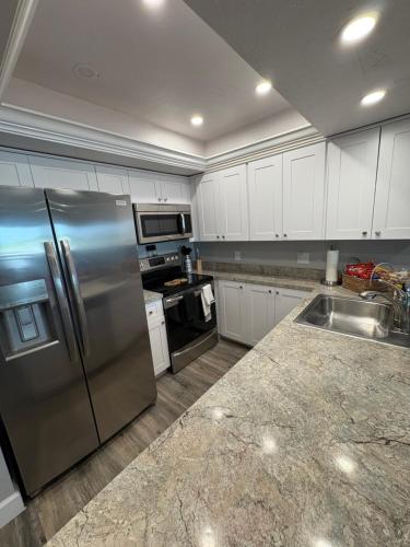 Waterfront Condo by the Marina 4