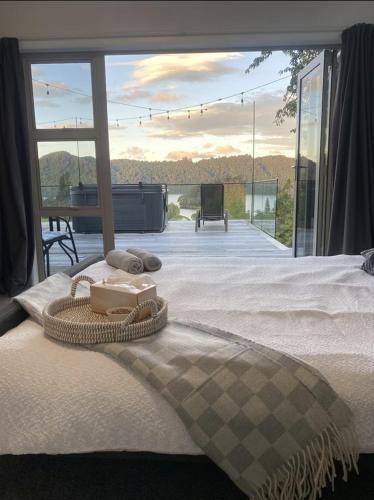 Stylish Lake Ōkāreka Retreat Views, Spa in Rotorua – khách sạn tại Lake Okareka