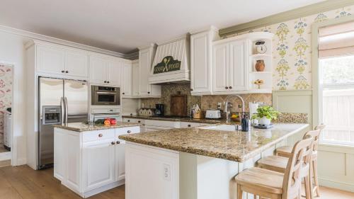 Facilities, Spacious 4BR Home w Fireplace Work Space Backyard Dining in Rancho Peñasquitos