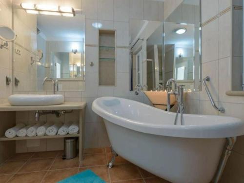 บริการและสิ่งอำนวยความสะดวก, Villa with 5 bedrooms in มีร์ซา