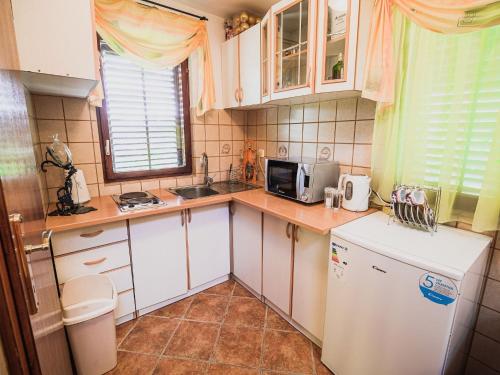 Konyha, Harvest Horizon Holiday Home with Sauna - One Bedroom Holiday Home in Zgornja Ribnica