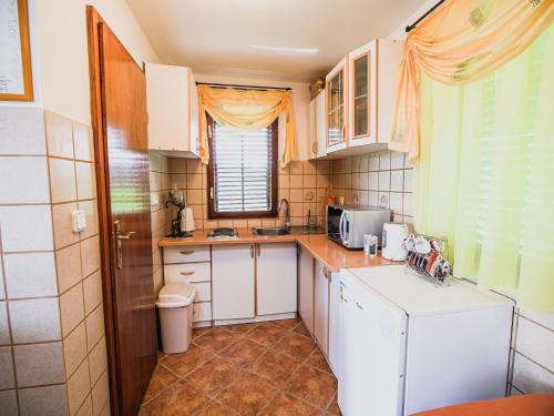 Konyha, Harvest Horizon Holiday Home with Sauna - One Bedroom Holiday Home in Zgornja Ribnica